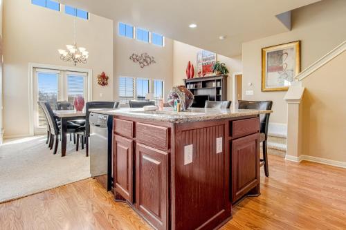 Golf-course getaway with fairway views, pool, WiFi, & central AC in McQueeney (TX)