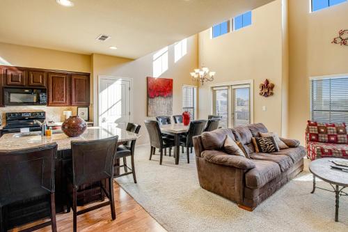 Golf-course getaway with fairway views, pool, WiFi, & central AC in McQueeney (TX)