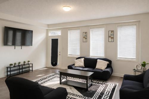 2024 Built 3 Bedroom Townhouse in Cambridge with Foosball, Free Parking, WiFi, Full Kitchen and Laundry - 8 Min to African Lion Safari - Great for Groups and Work Stays!, Cambridge