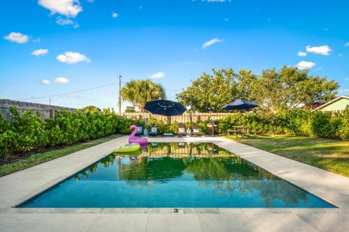 Delray Oasis - Private Pool - Fenced Yard - Parking - Laundry - Full Kitchen - Convenient Location, Delray Beach