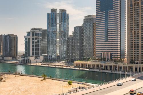 Luxury 1BR apartment near Business Bay Metro!