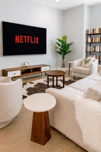 Suite Dreams - Designer Style - Central - Sleeps 7 in Lower West Side