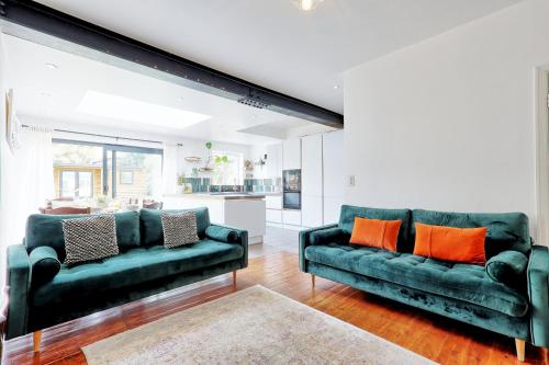 Spacious 4-Bedroom Home Near Station Seafront - Pass the Keys – khách sạn tại Thorpe