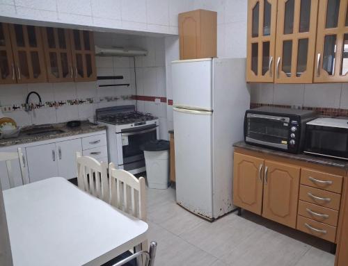 廚房, Casa de Hospedes Próximo a Rodoviária - Guaruja (Casa de Hospedes Proximo a Rodoviaria - Guaruja) in 巴拉豐達