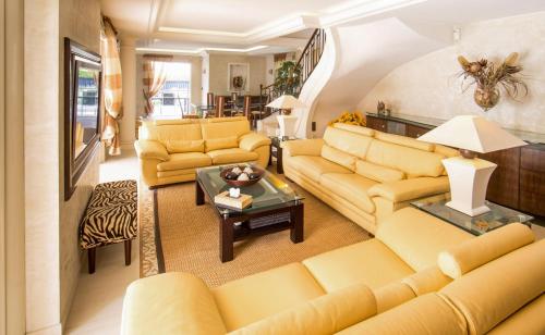 Stunning Villa with Large Pool, Billiard room and Mini-golf in Maure