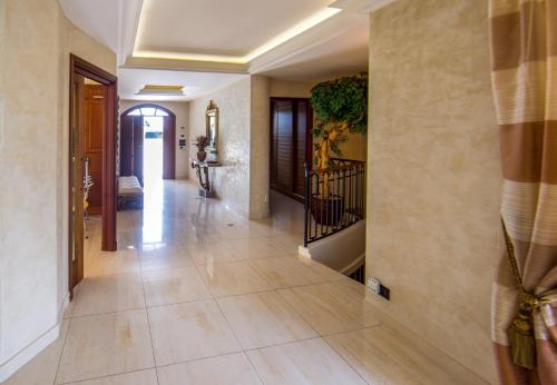 Stunning Villa with Large Pool, Billiard room and Mini-golf in Maure