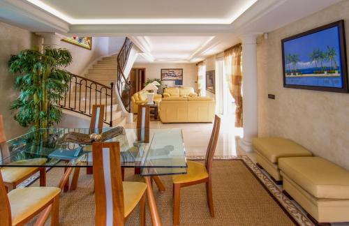 Stunning Villa with Large Pool, Billiard room and Mini-golf in Maure