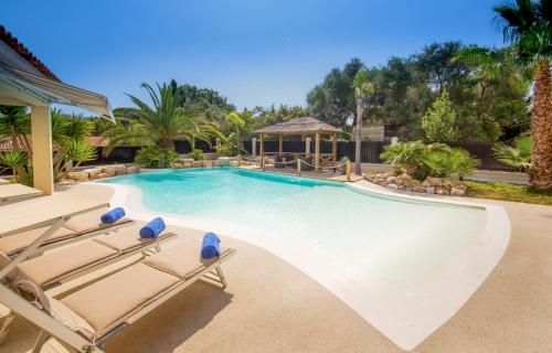 Stunning Villa with Large Pool, Billiard room and Mini-golf – khách sạn tại Maure
