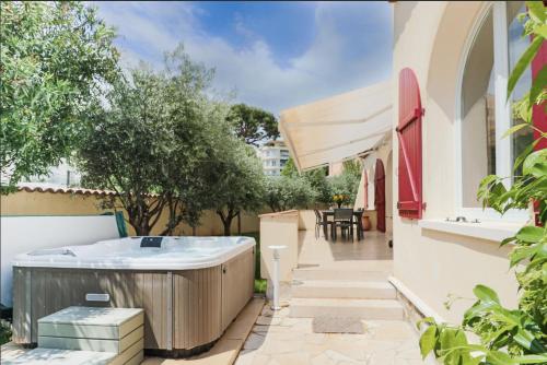 Charming Villa with Jacuzzi at 200m from beaches