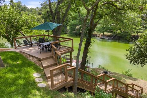 Stunning Rivrefront 3BR with Hot tub, water view!