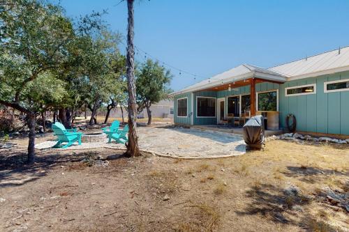 Tanglewood Retreat | Updated house in Spring Branch with a large yard in Canyon Lake (TX)