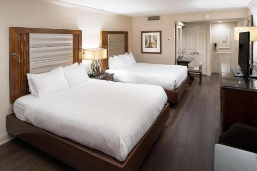 2 queen beds