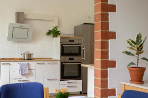 Kitchen, Herbergskirche Spangenberg - Stimmungsvolle Schlafraume, jedoch ist NUR das Badzimmer beheizt in Spangenberg