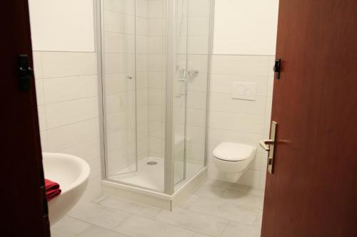 Shower, Herbergskirche Spangenberg - Stimmungsvolle Schlafraume, jedoch ist NUR das Badzimmer beheizt in Spangenberg