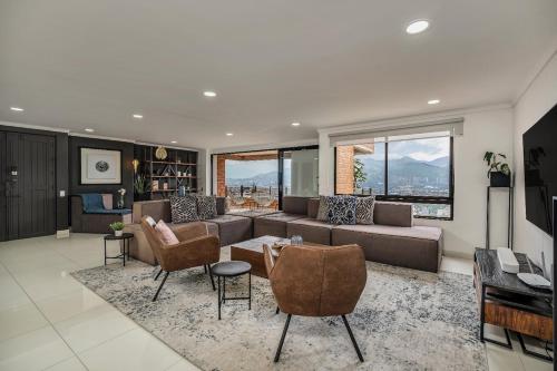 Luxury 4BR Near Provenza with Amazing Views