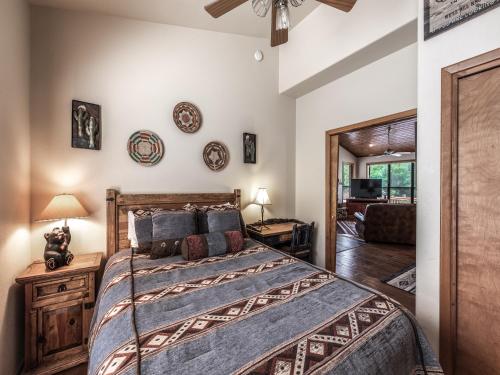 Homer's Hideaway 3 Bedrooms Sleeps 8 Pets Welcome Ping Pong - image 3