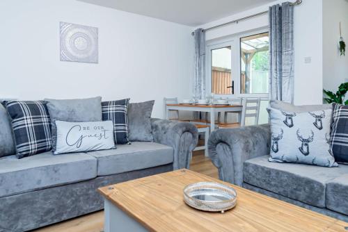 Spacious Home near Heathrow & Windsor with Parking gîte à louer Horton