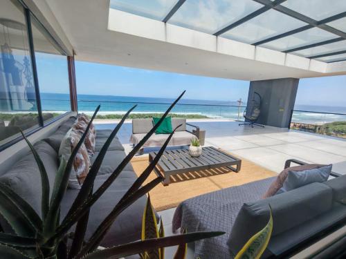 Balkons/terase, Beach Front House - Back Up Power & Water in Mersija