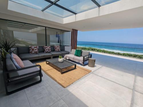 Balkons/terase, Beach Front House - Back Up Power & Water in Mersija