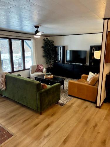 Modern Country Retreat, 3BR, Fiber Wi-Fi in Holcomb (MI)