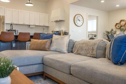 Meeting Place | 6BR Home | Hot Tub & Theater Room - image 2