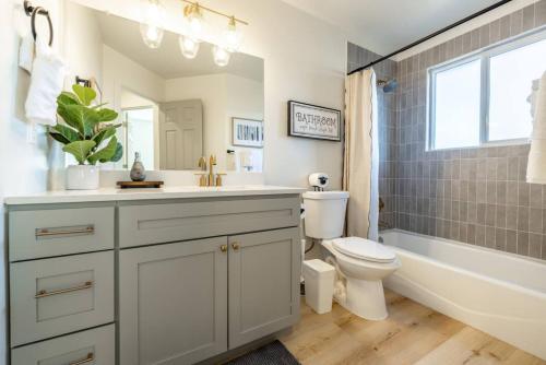Meeting Place | 6BR Home | Hot Tub & Theater Room - image 11