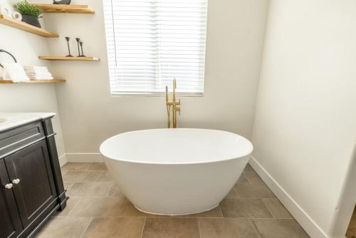 Meeting Place | 6BR Home | Hot Tub & Theater Room - image 7