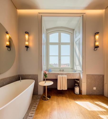 room detail thumbnail 2