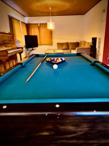4-bedroom family villa, bath tub, billiards, piano, and fun board games · Maribo