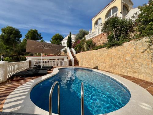 Chalet con piscina y vistas en Urb Marcolina, Alcocéber