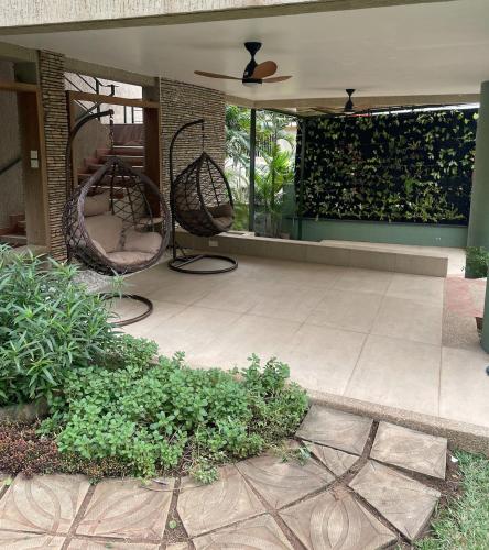 Lush Garden Chalet in Амасаман