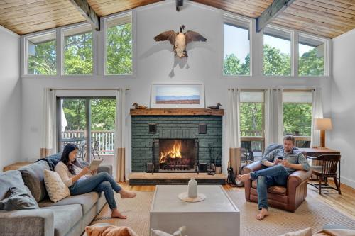 Private Lakefront with Pool, Hot Tub, Firepit, Pets in Bushkill (PA)