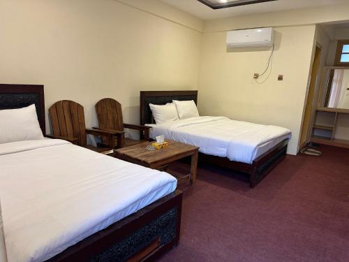 1 king bed, 1 twin bed