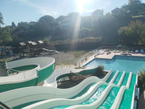 camping nature le Valenty Lot en vallée de la Dordogne toboggan géant piscine mini golf – khách sạn tại Puy-l'Eveque