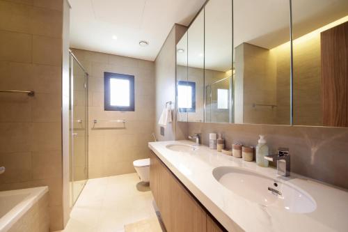Shower, Silk Valley - Al Jurf Luxury 4BR maid's with private pool in Ghantoot