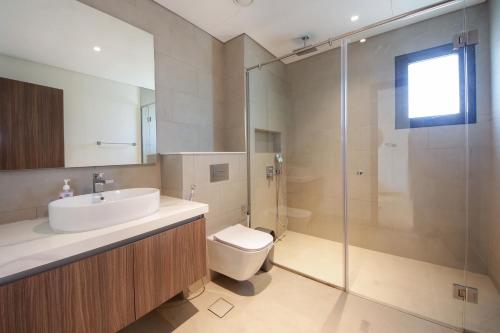 Shower, Silk Valley - Al Jurf Luxury 4BR maid's with private pool in Ghantoot