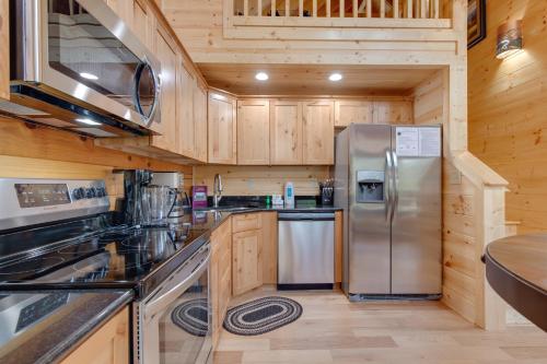 Simply Unforgettable, 1 Bedroom, Pool Table, Arcade, Hot Tub, Sleeps 6 in Gatlinburg, USA