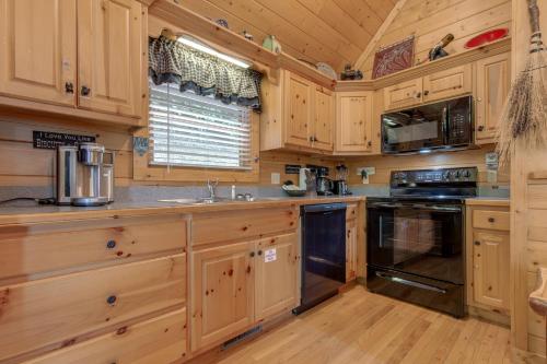 Americana 2 Bedrooms Sleeps 6 View Pool Access Hot Tub Fireplace - image 26