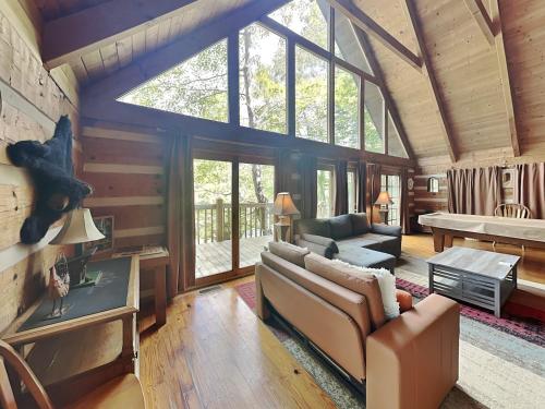 Bear Cave Haus, 2 Bedrooms, Fireplace, Hot Tub, Pool Table, WiFi, Sleeps 8 in Gatlinburg, USA