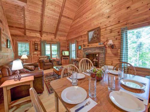 Bears Den, 2 Bedrooms, Jetted Tub, King Beds, Hot Tub, WiFi, Sleeps 6 in Gatlinburg, USA