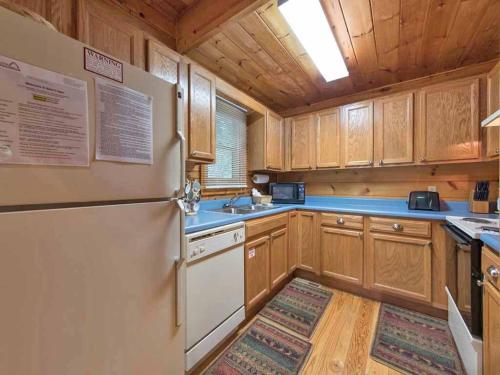 Bears Den, 2 Bedrooms, Jetted Tub, King Beds, Hot Tub, WiFi, Sleeps 6 in Gatlinburg, USA