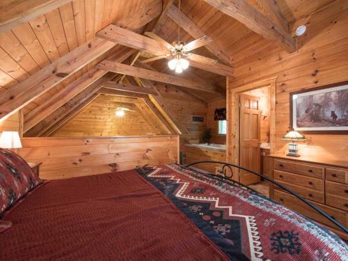 Bear's Den 2 Bedrooms Jetted Tub King Beds Hot Tub WiFi Sleeps 6 - image 39