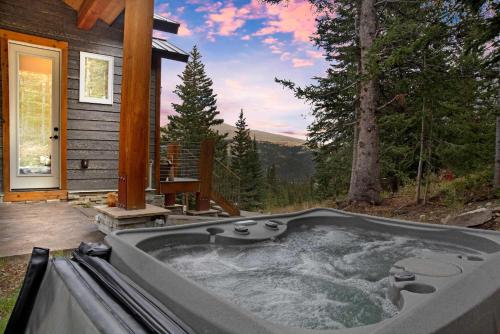Alma Alta Luxury Epic Views Hot Tub Sauna in Blue River