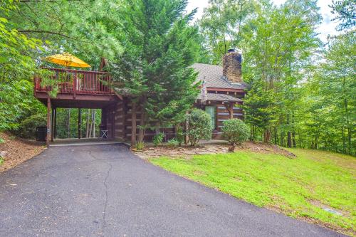 Fox Den, 2 Bedrooms, Sleeps 4, Whirlpool Tub, Deck, Yard, Hot Tub in Gatlinburg, USA