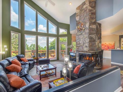 Birdsong, 3BRs, Pool Access, Hot Tub, Wifi, Sleeps 10 in Gatlinburg, USA