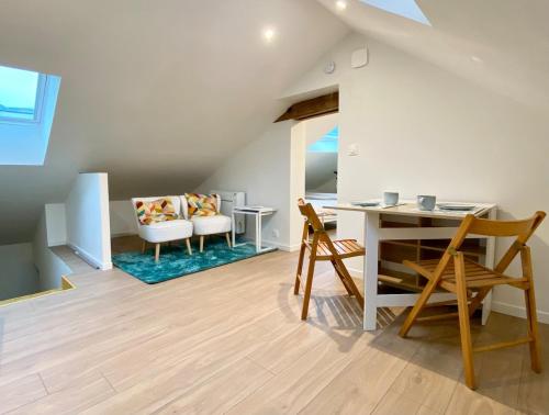 Charmant studio neuf sous les toits in มงบาซง