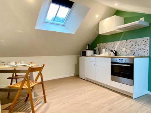Charmant studio neuf sous les toits in มงบาซง