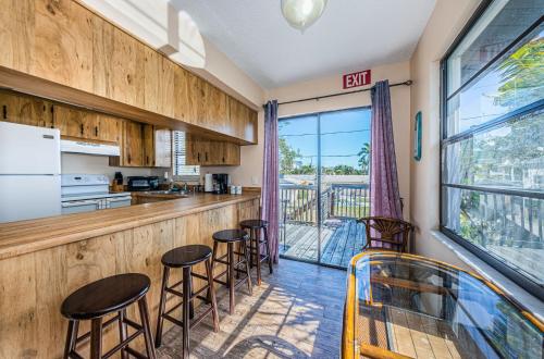 Tropical Indian Rocks Beach Suite B - Indian Rocks Beach, FL