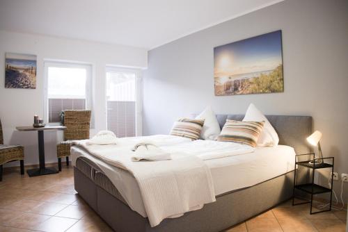 Doppelzimmer 5 Rollmops mit Küche by Pharus Appartements in Ostseebad Koserow, Deutschland