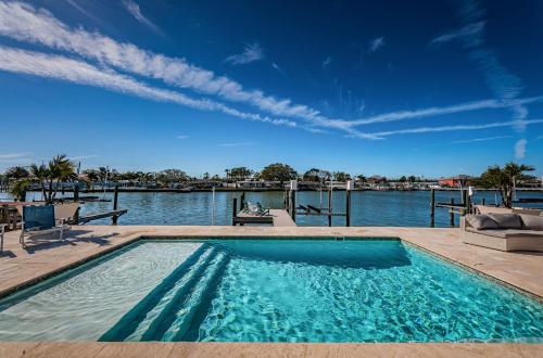 Awesome Waterfront Villa with new private pool in Clearwater Beach, USA